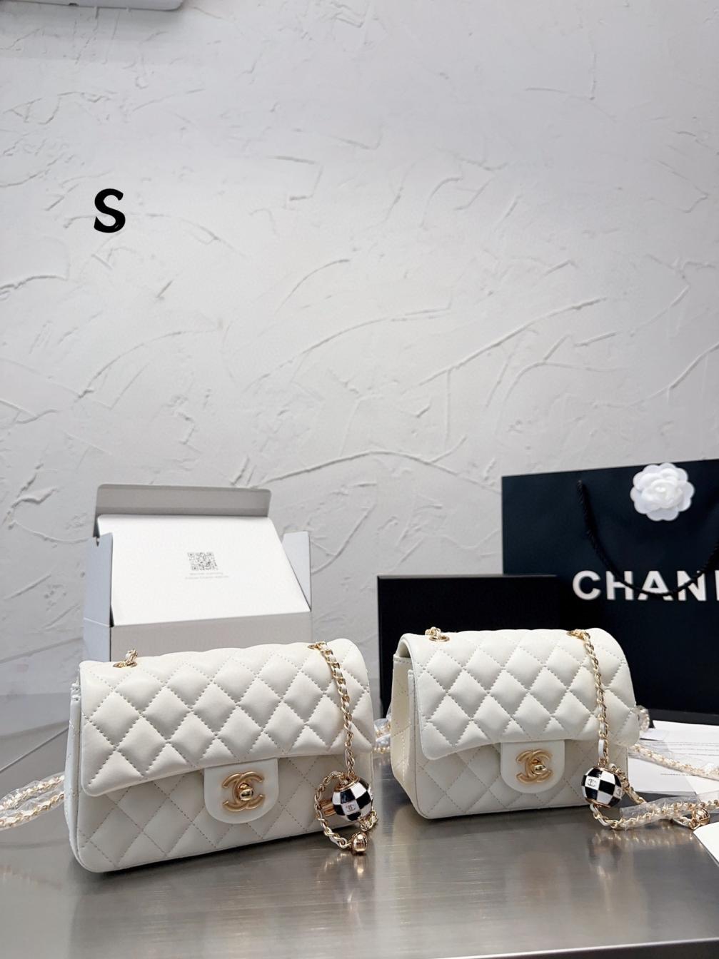 Chanel23 white ball bag 131729