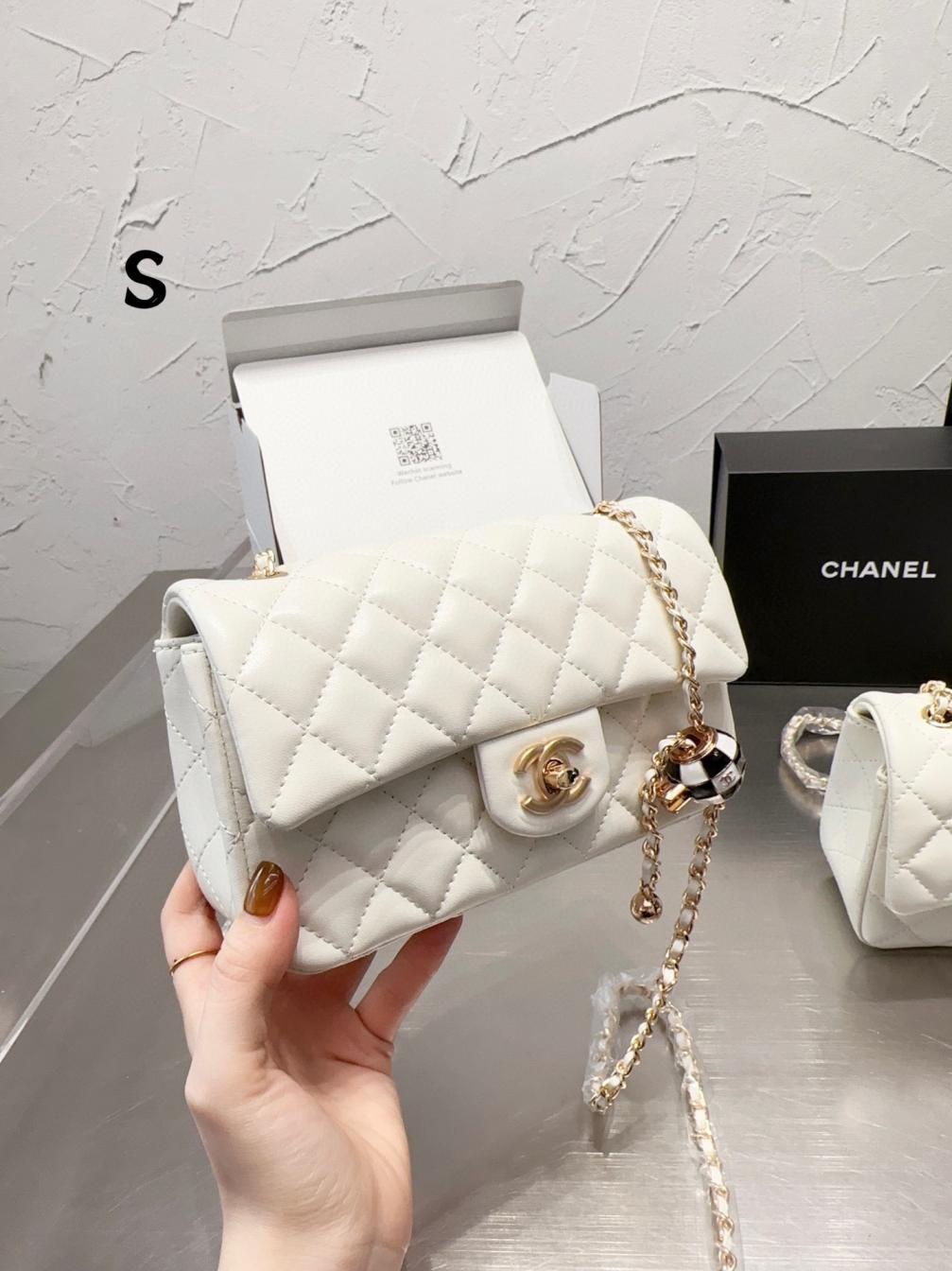 Chanel23 white ball bag 131729