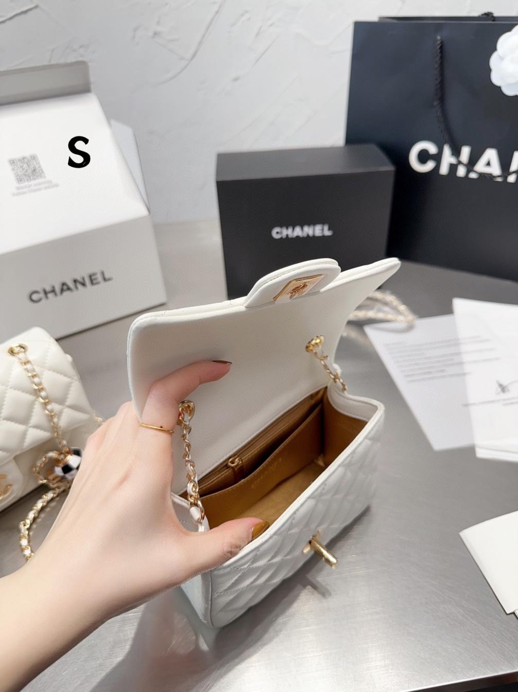 Chanel23 white ball bag 131729