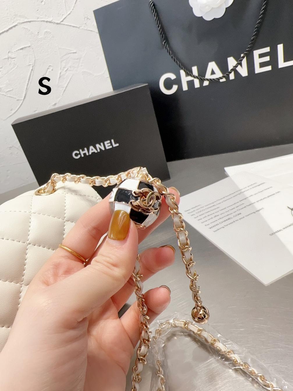 Chanel23 white ball bag 131729