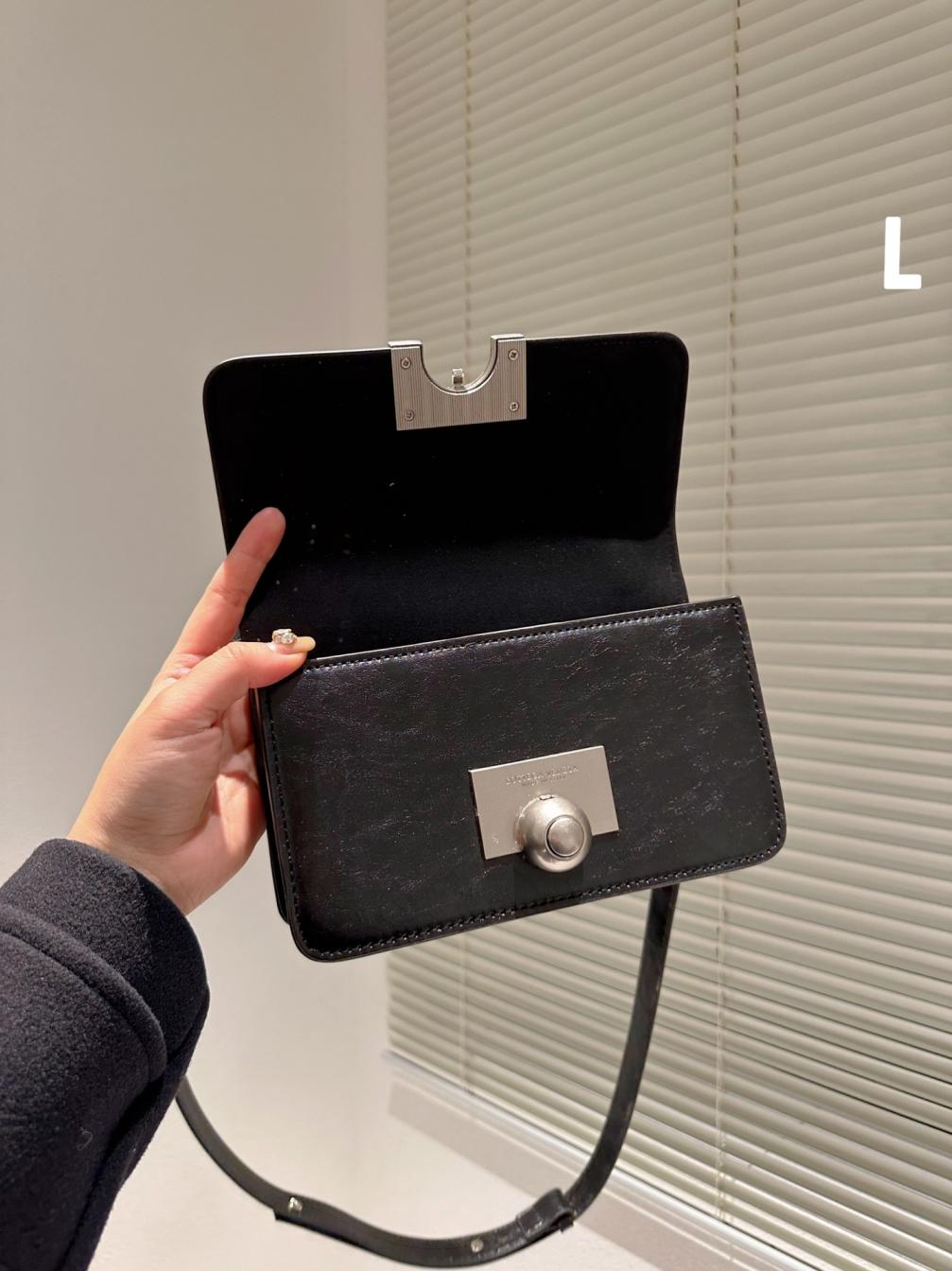 BV  Bottega Veneta cassette Bag 131357