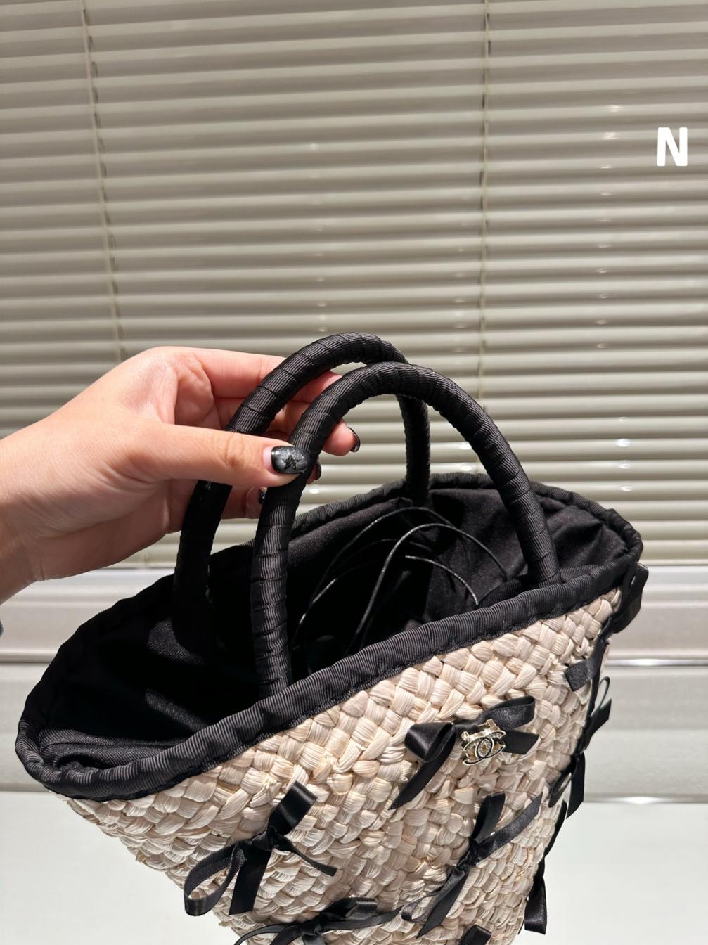 Chanel wave shopping hand bag 132294