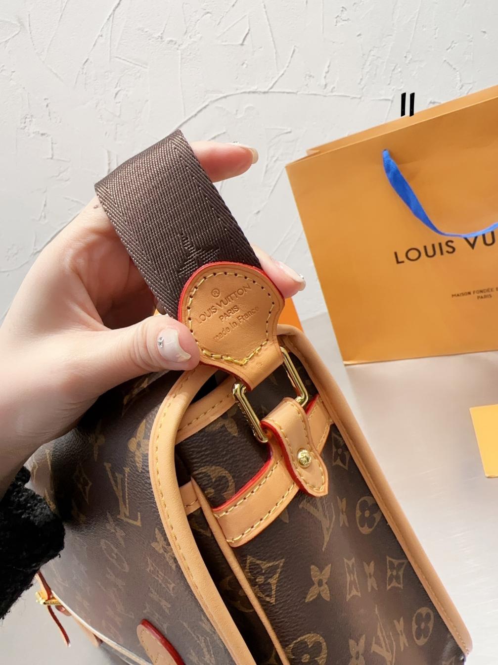 LV vintage shoulder men bag 132168