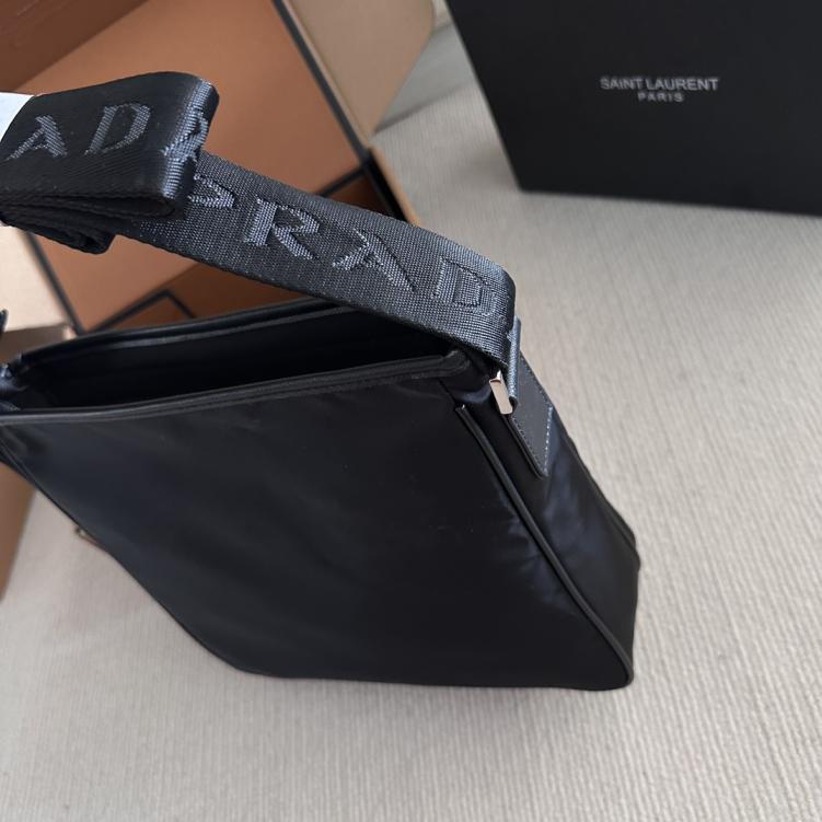 PRADA Bag 132682