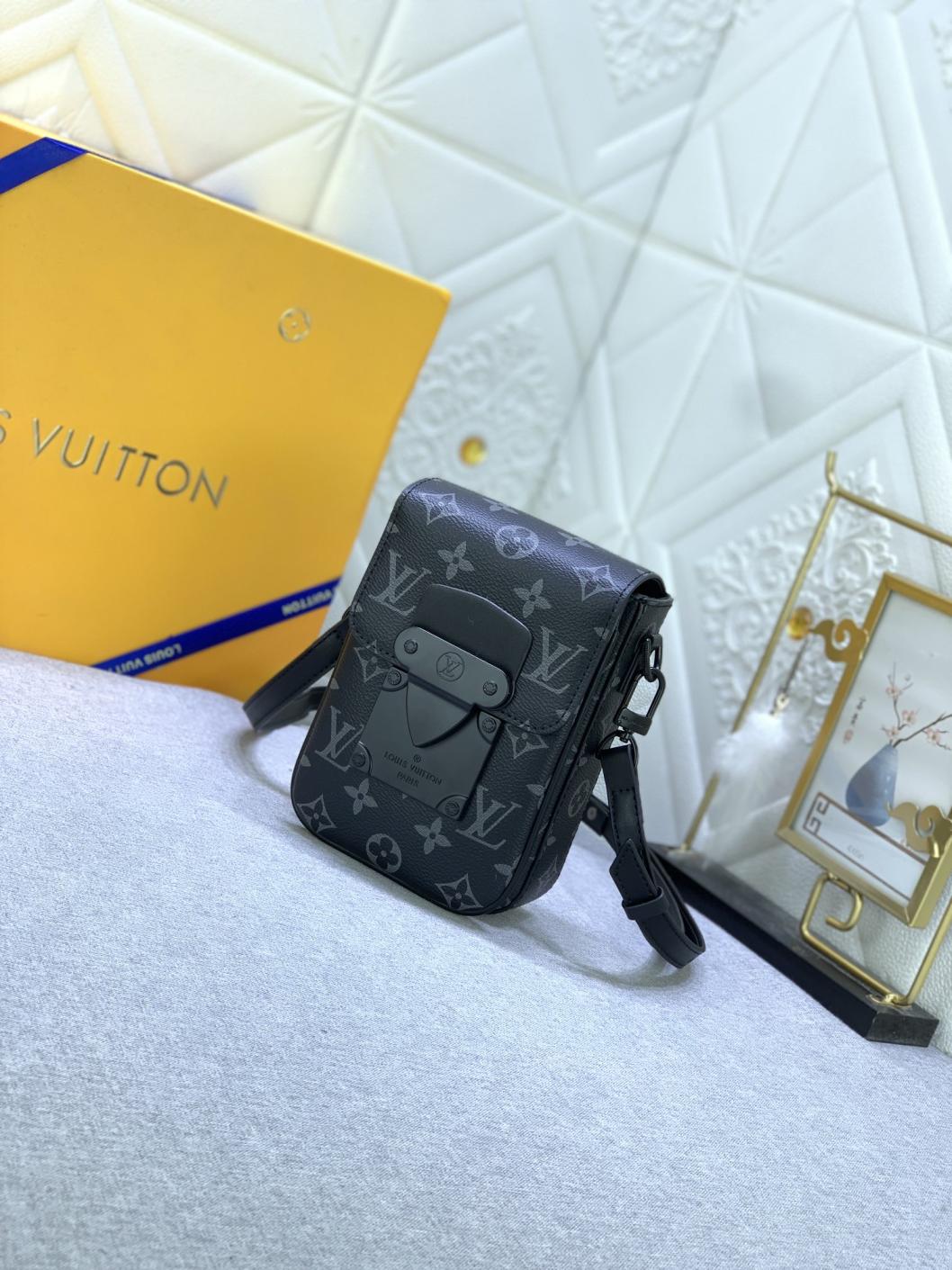 LV M81522 S-Lock Vertical Wearable Monogram