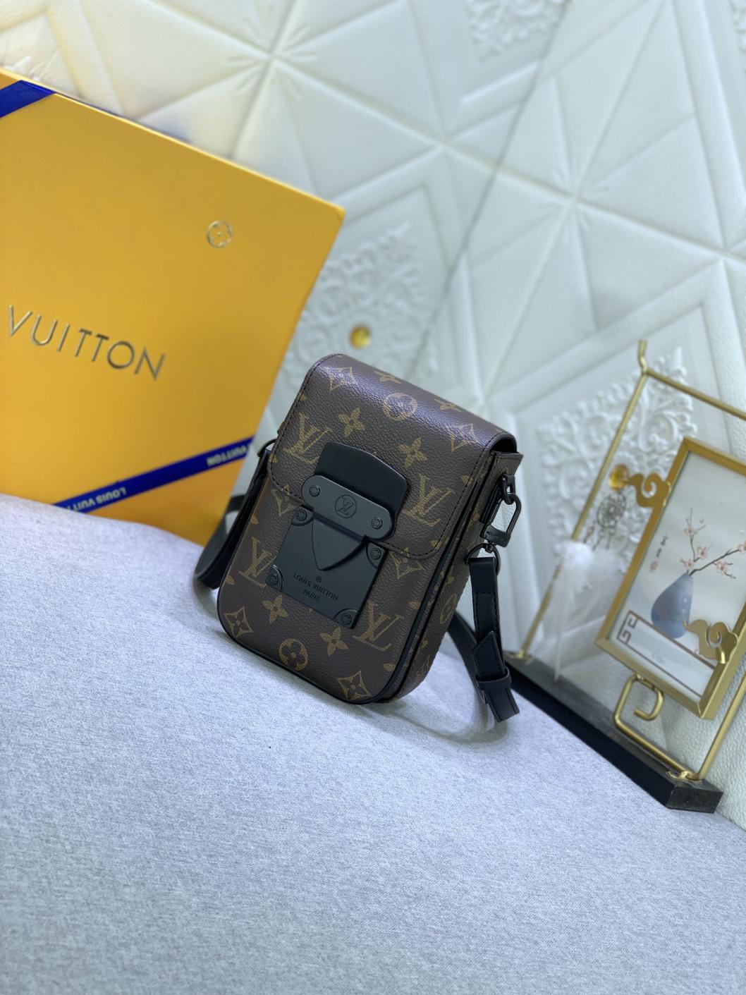 LV M81522 S-Lock Vertical Wearable Monogram