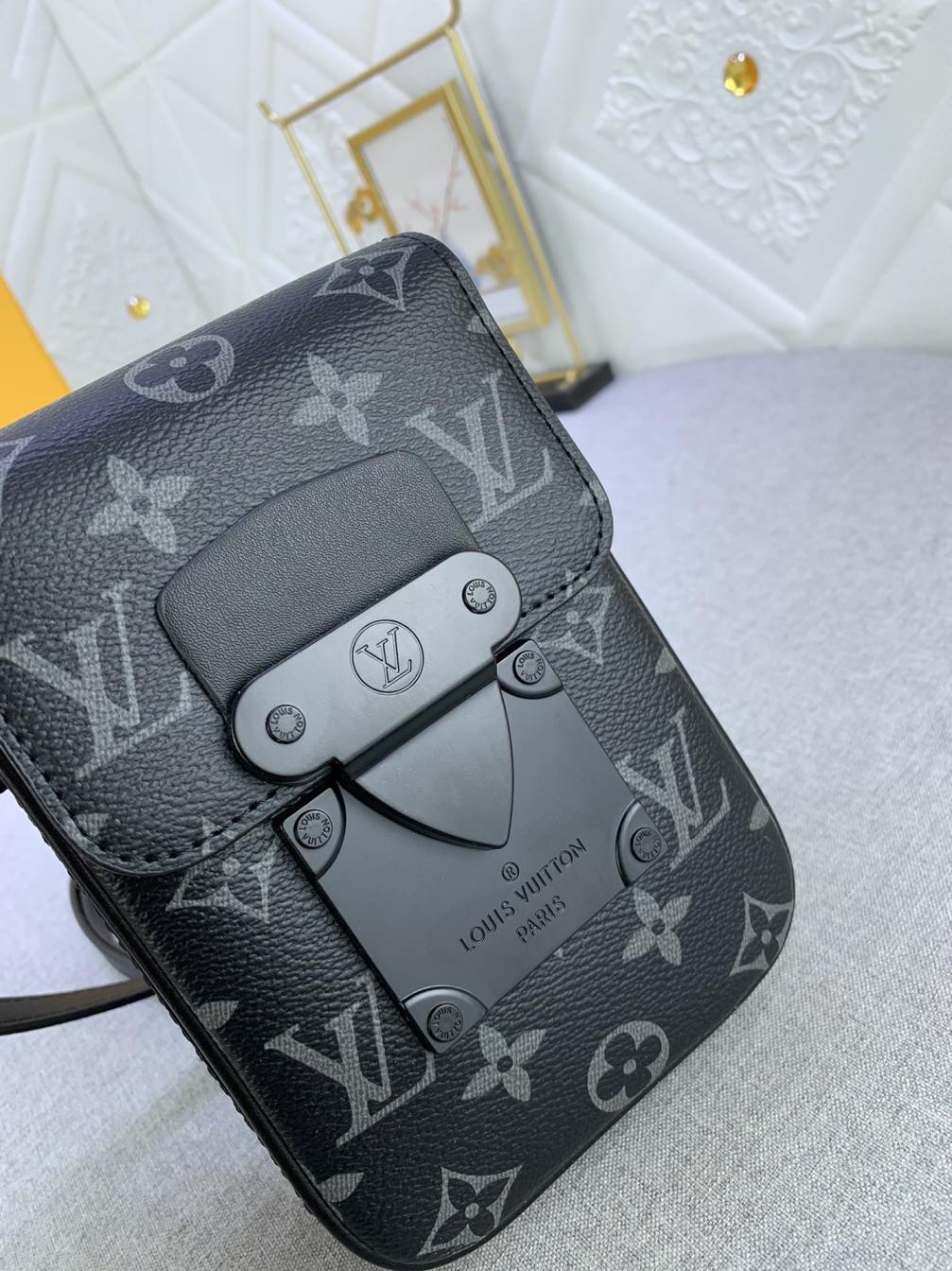 LV M81522 S-Lock Vertical Wearable Monogram