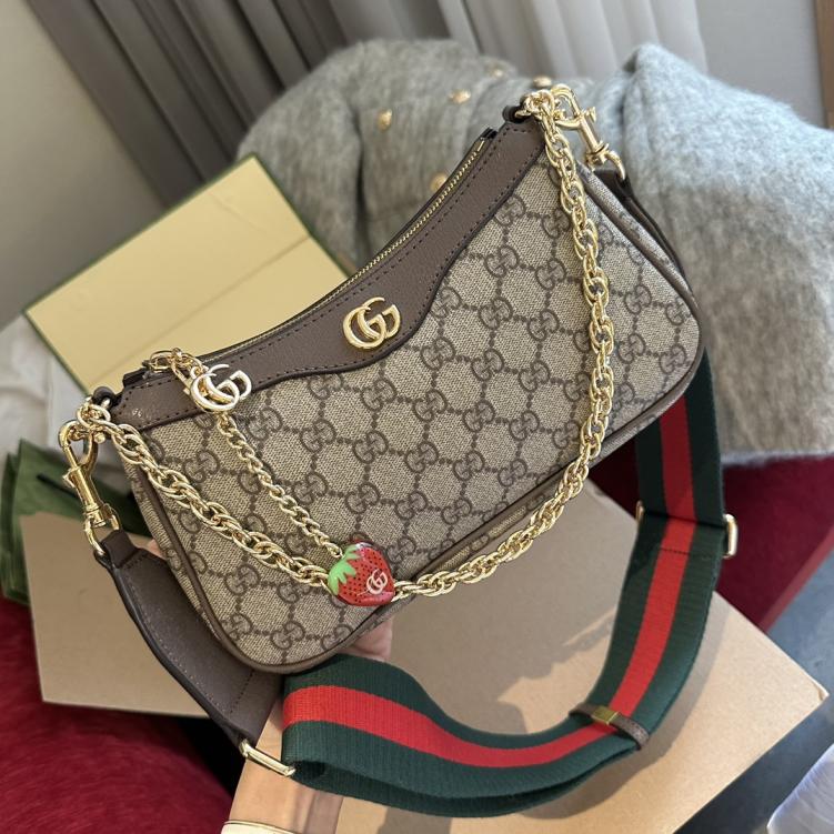Gucci Strawberry pendant handbag 133371