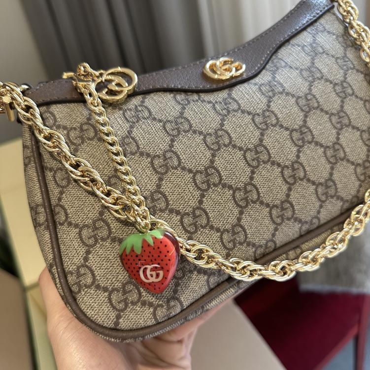 Gucci Strawberry pendant handbag 133371