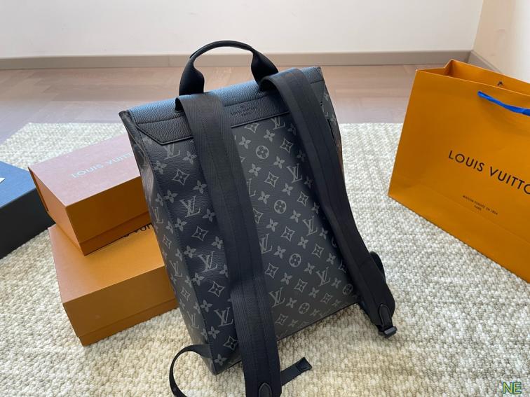 LV  Men backpack 133507