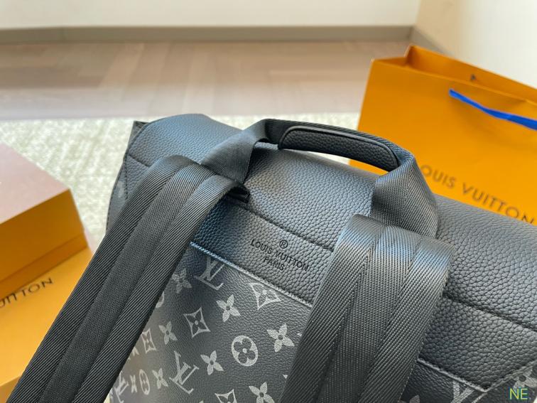 LV  Men backpack 133507
