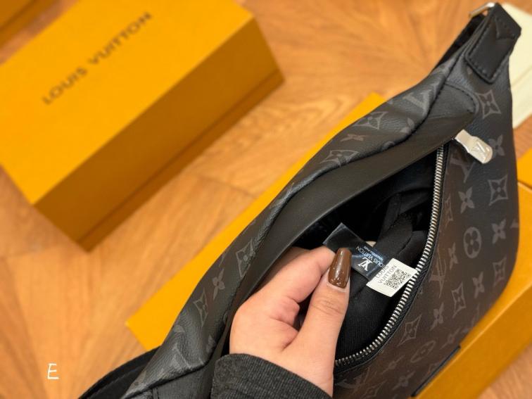 LV Louis vuitton men bag/chest pack 133552