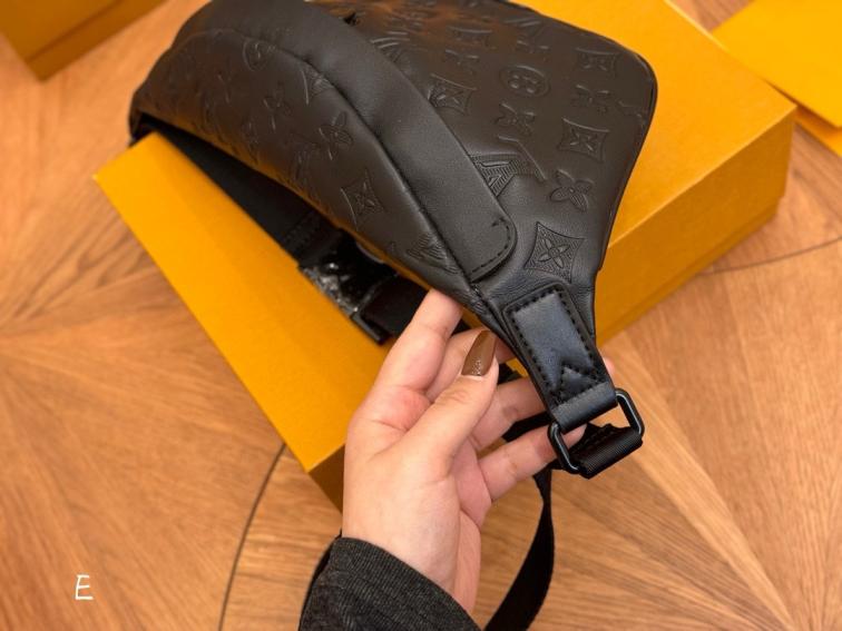 LV Louis vuitton men bag/chest pack 133551