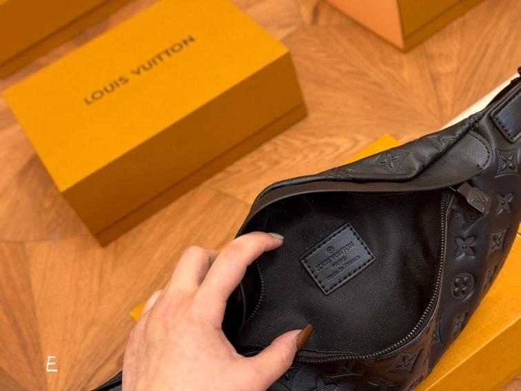 LV Louis vuitton men bag/chest pack 133551
