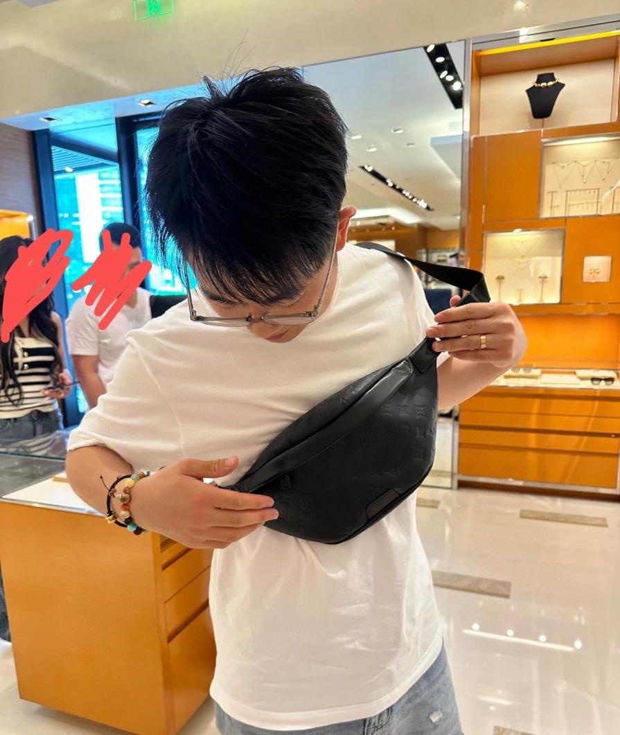 LV Louis vuitton men bag/chest pack 133551