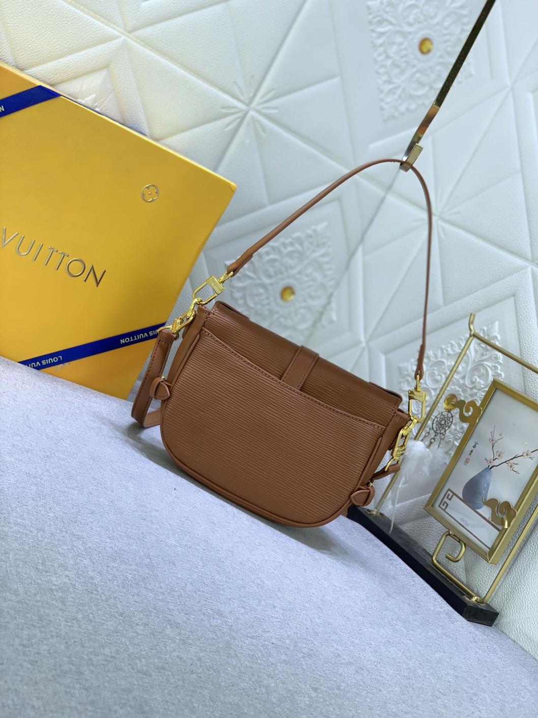 LV Circle M23469/M46740 Saumur BB Epi Bag