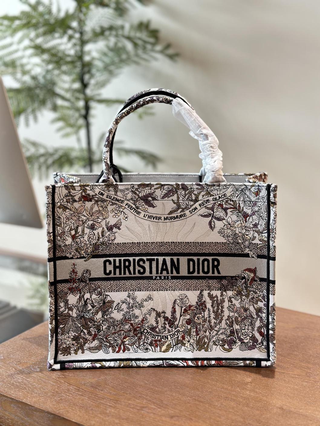 1:1 DIOR New Book tote Embroidery handbag 133965
