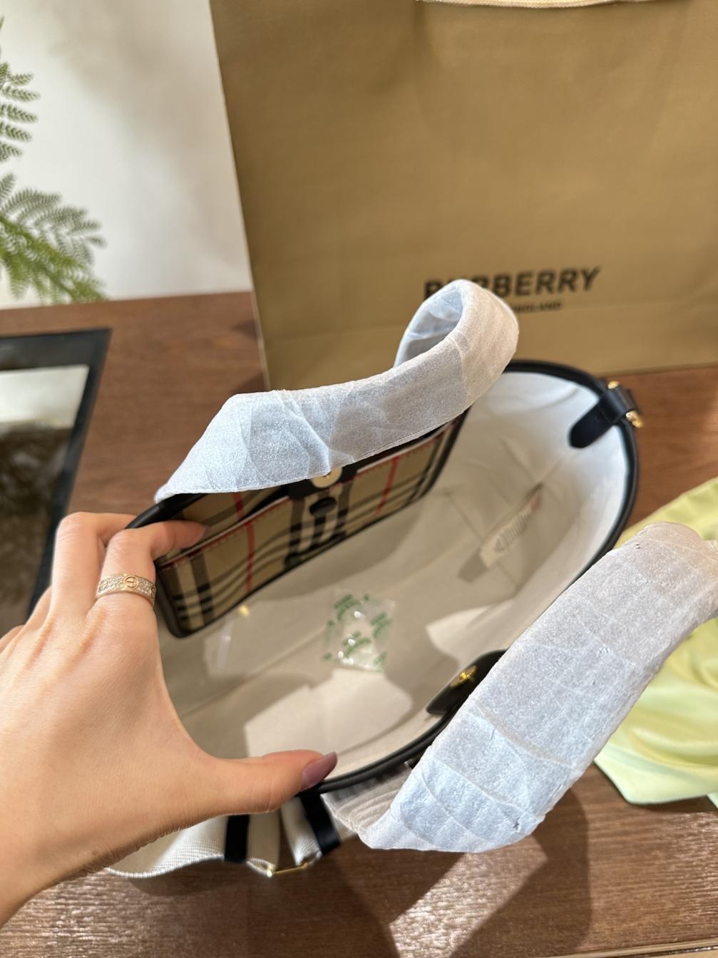 burberry 24 nylon handbag 134437