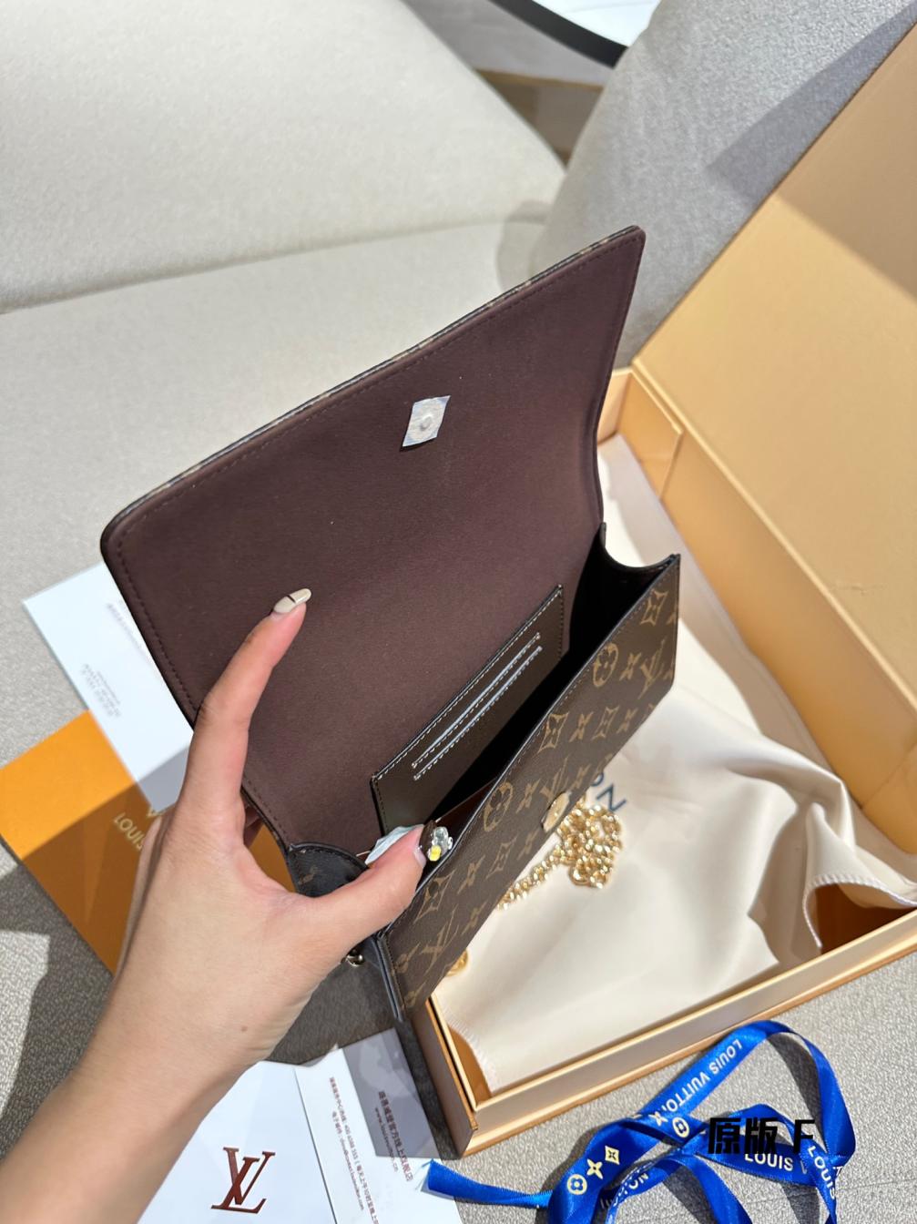 LV Lily woc WALLET ON CHAIN LILY