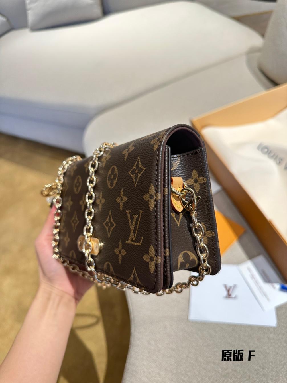 LV Lily woc WALLET ON CHAIN LILY