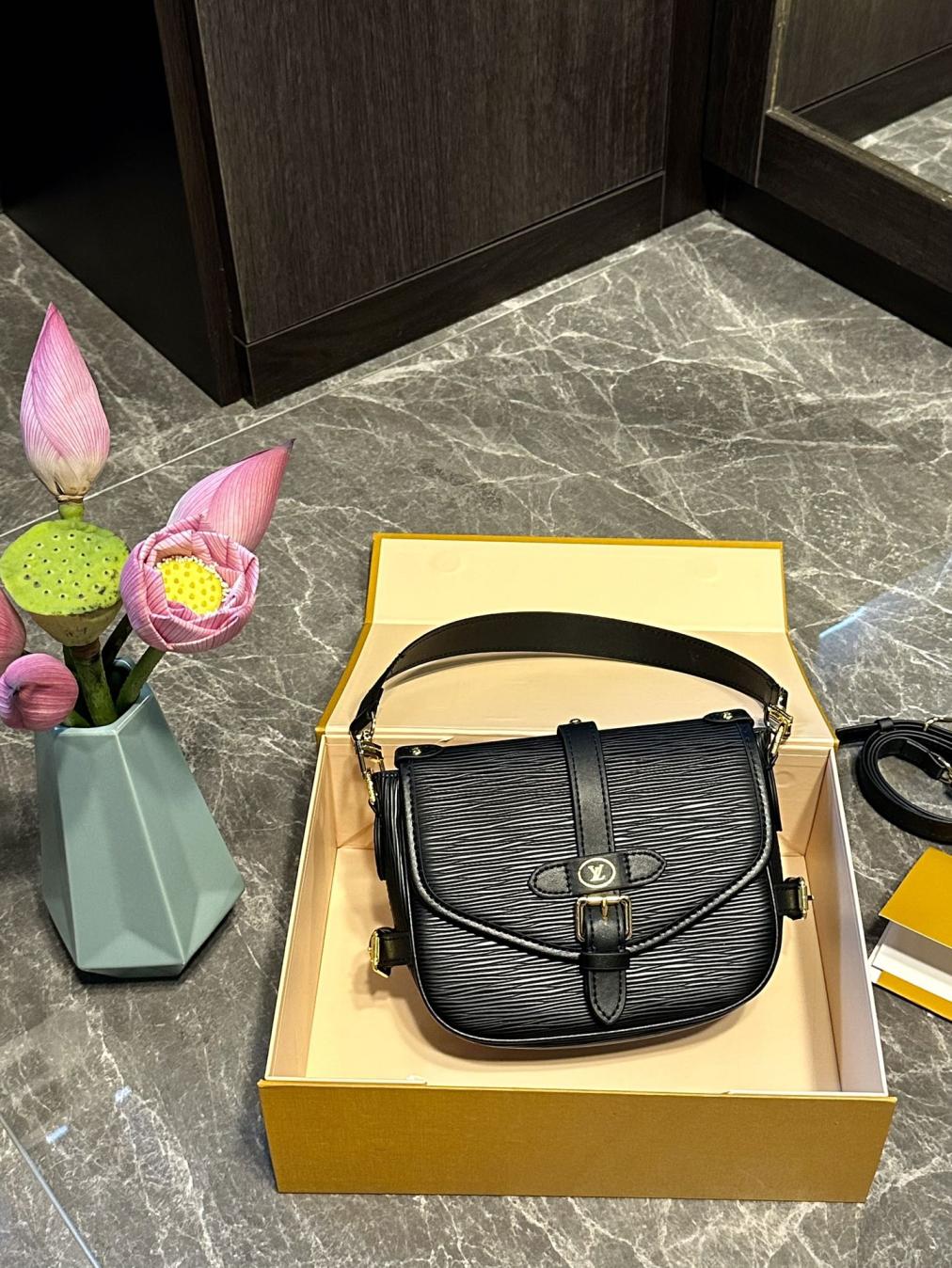 LV saumur bb bag
