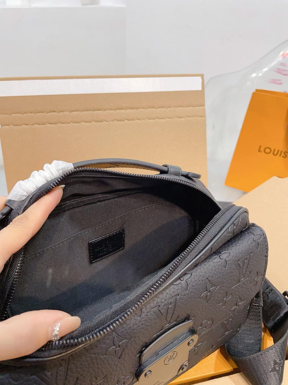 LV FW21 men S Lockme Bag