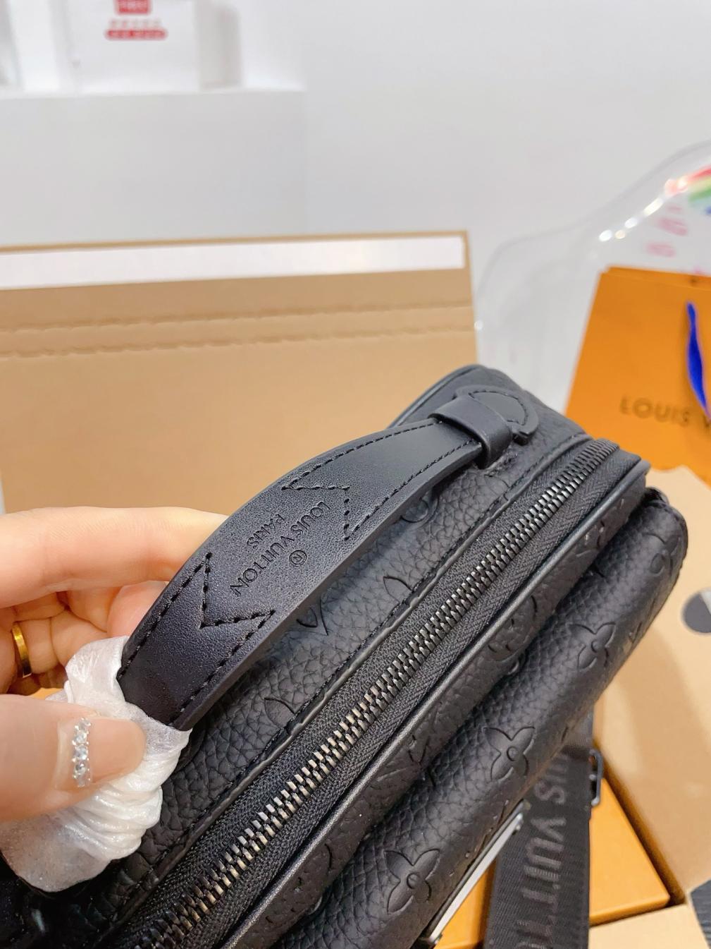 LV FW21 men S Lockme Bag