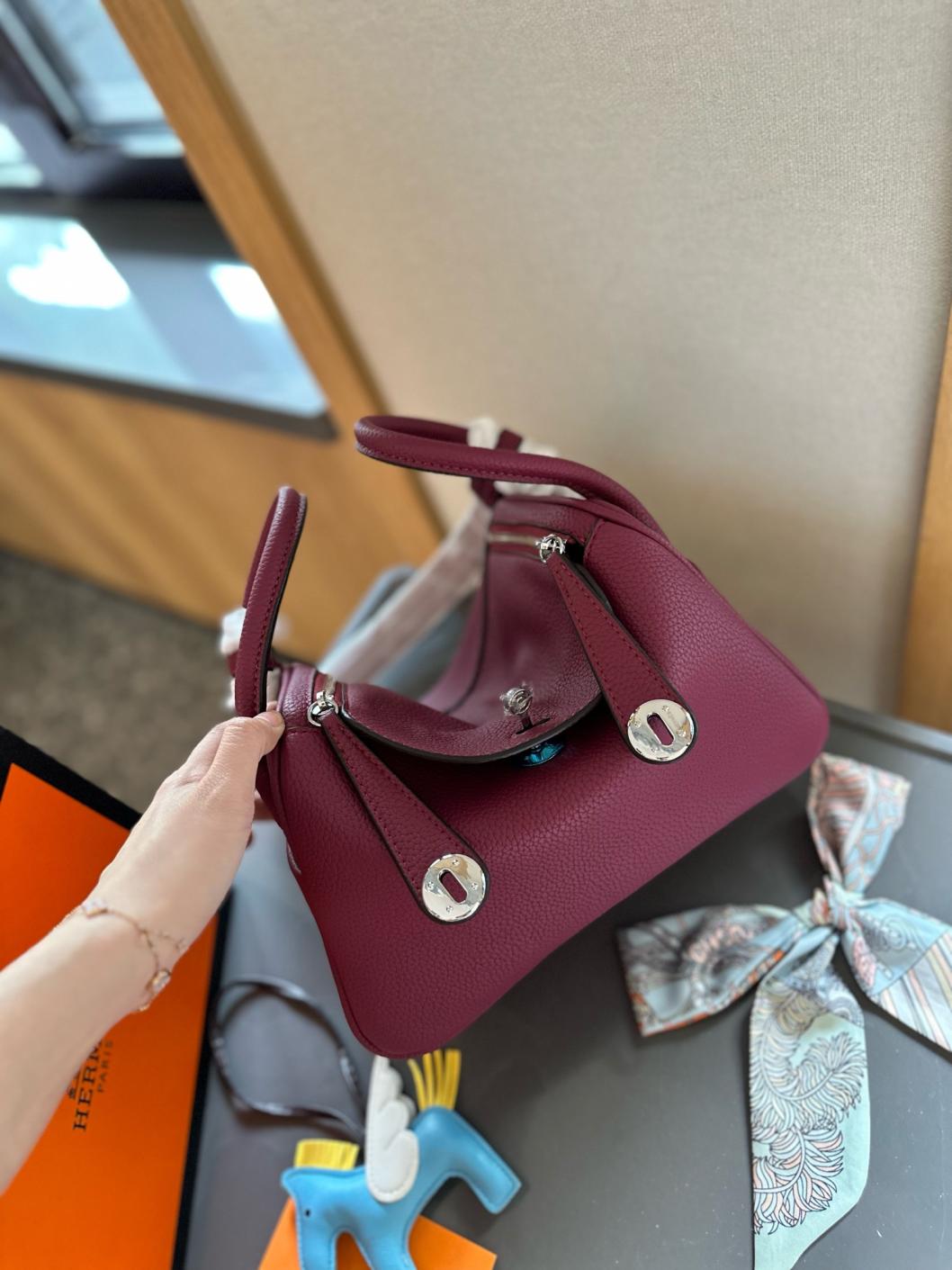 Hermes leather Lindy pop handbag