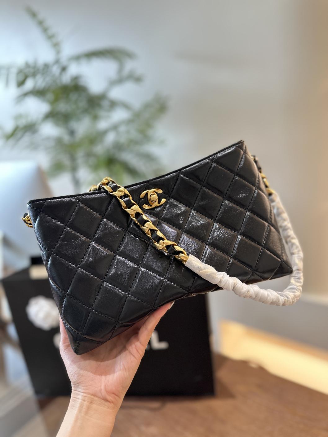 Chanel 24B cowskin leather handbag