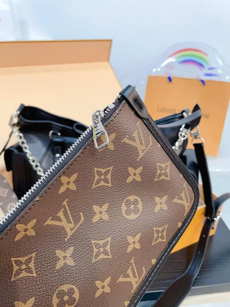 LV CarryAll Dark hand bag 135411
