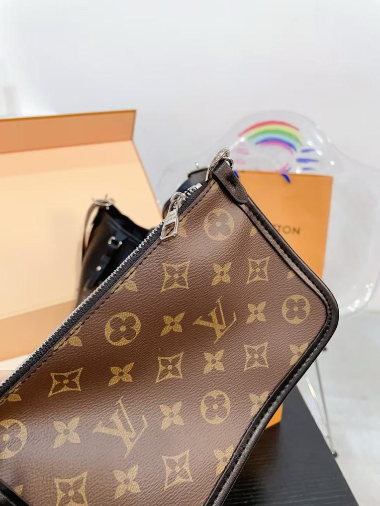 LV CarryAll Dark hand bag 135410