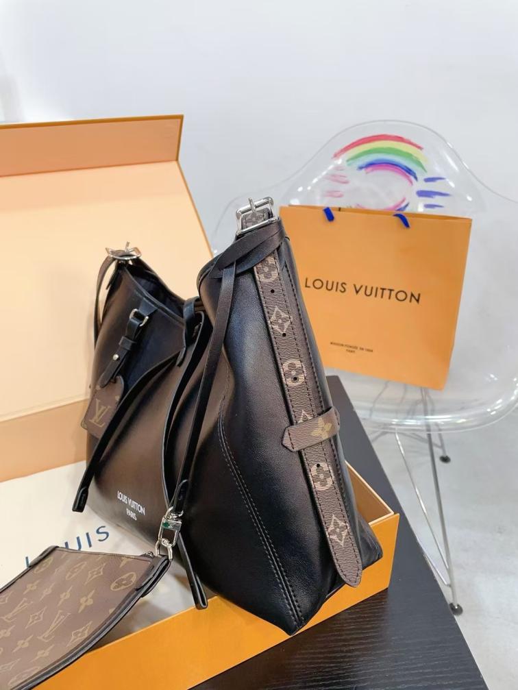 LV CarryAll Dark hand bag 135410
