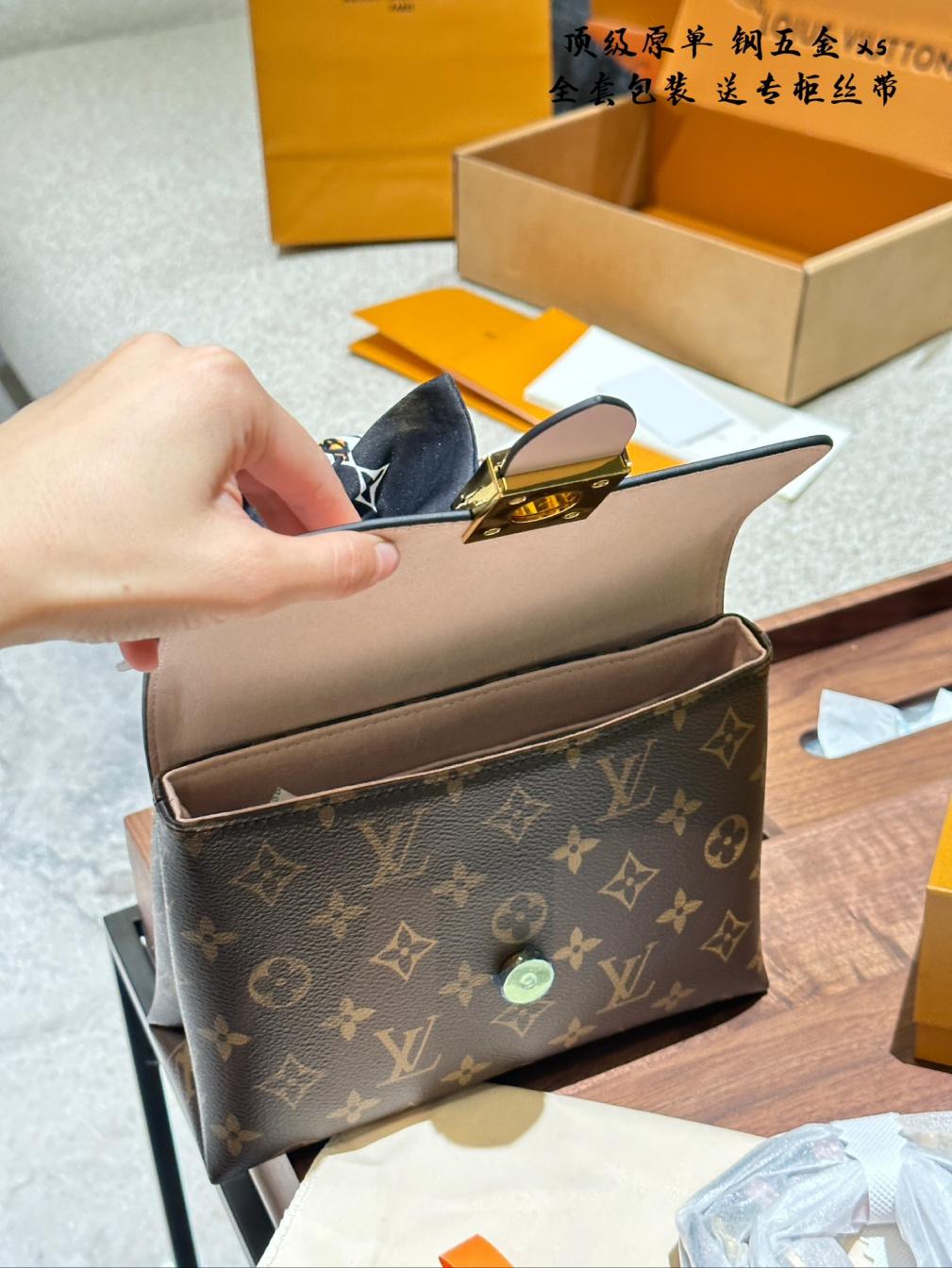 LV Monogram locky handbag 135401