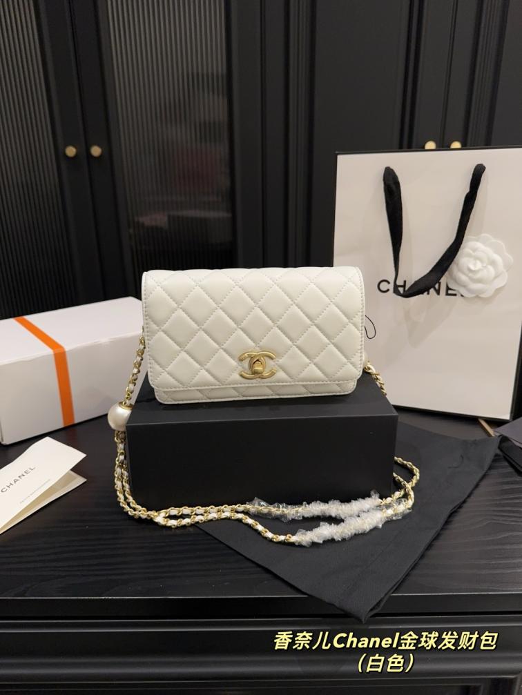 Chanel Lambskin woc handbag 135892