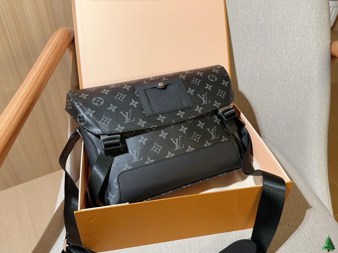 LV Louis vuitton Voyager mens bag 135881