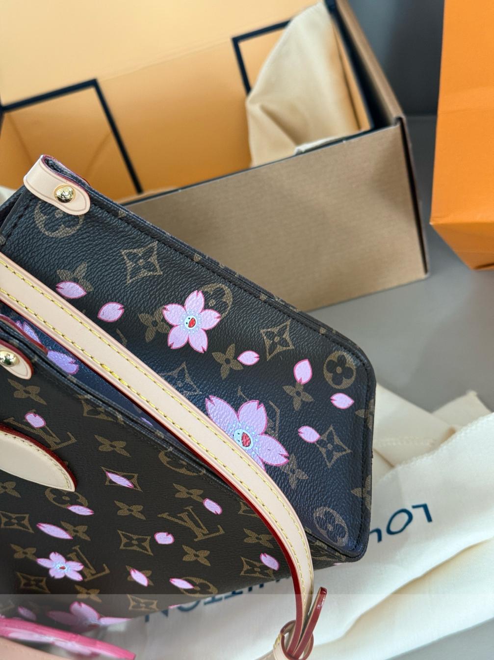 LV Louis vuitton sakura onthego hand bag