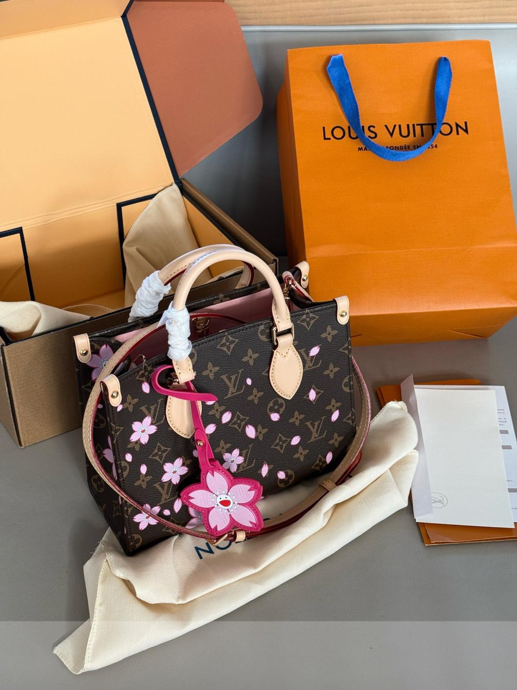 LV Louis vuitton sakura onthego hand bag