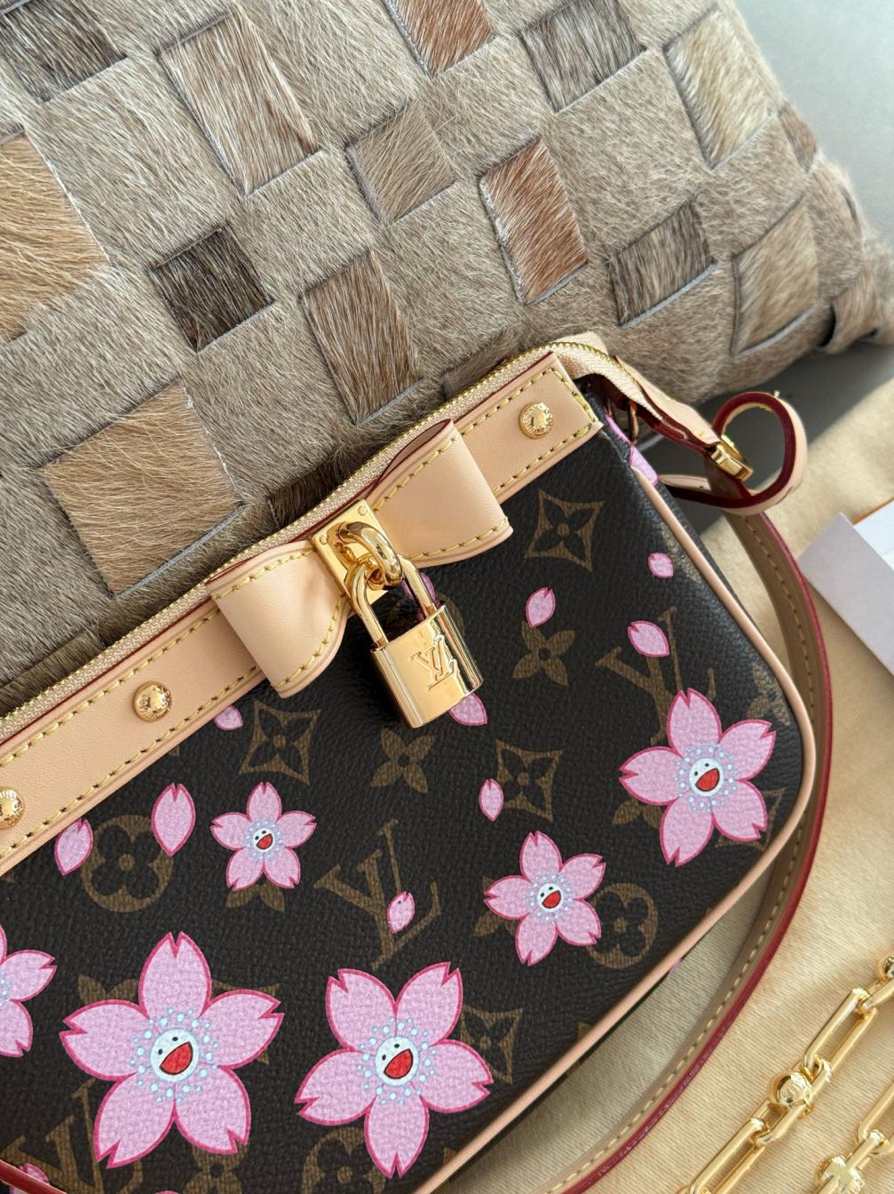 LV Louis vuitton sakura onthego hand bag