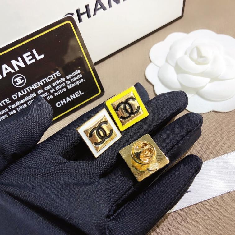 D048   Chanel brooch 107350