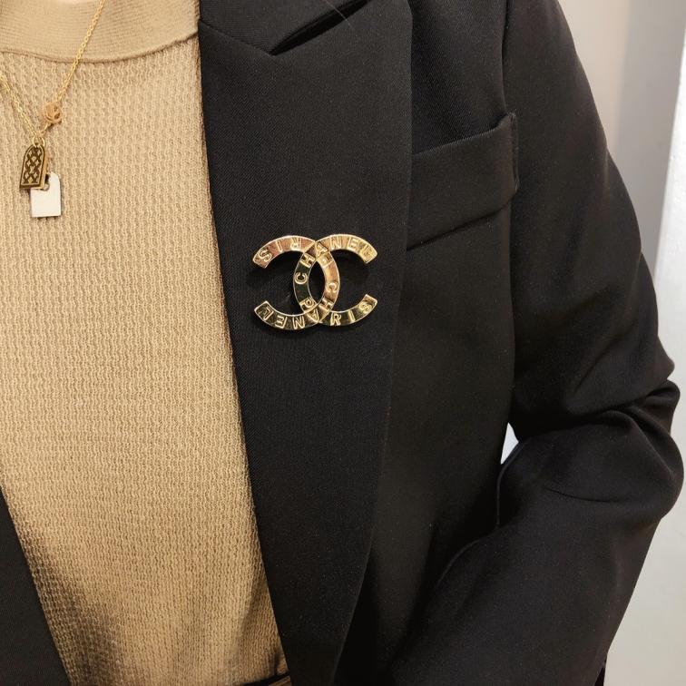 D059    Chanel brooch 107396