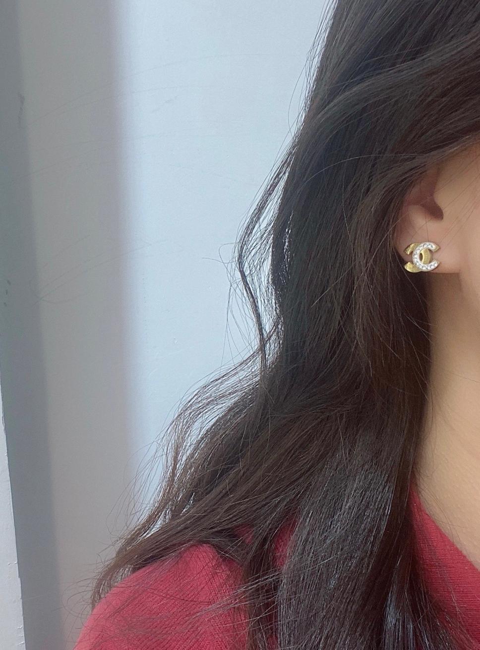 A652       Chanel earring 107408