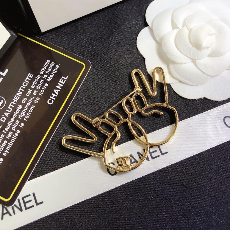 D067   Chanel brooch 107414