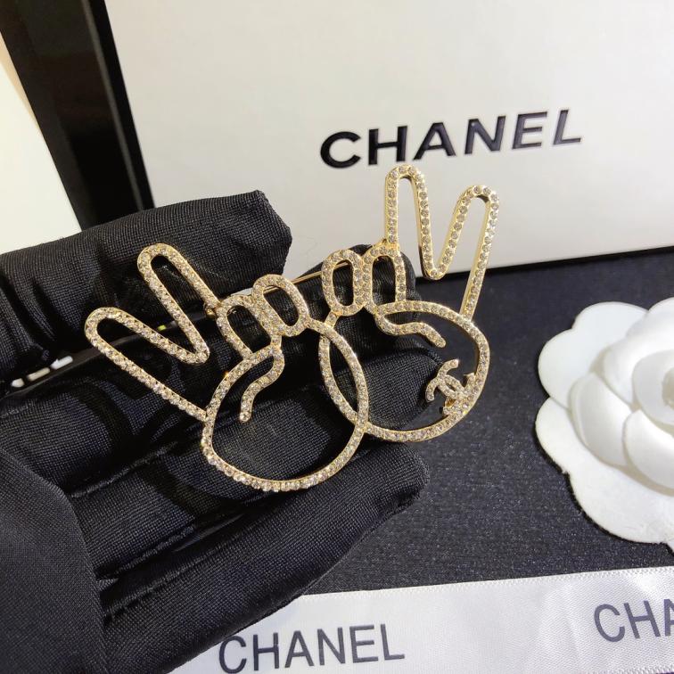 D067   Chanel brooch 107414