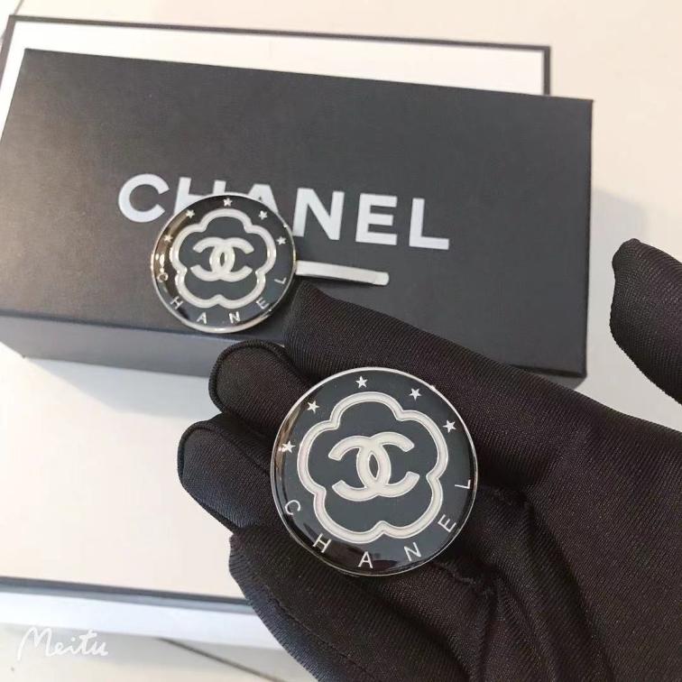 Chanel brooch 106702