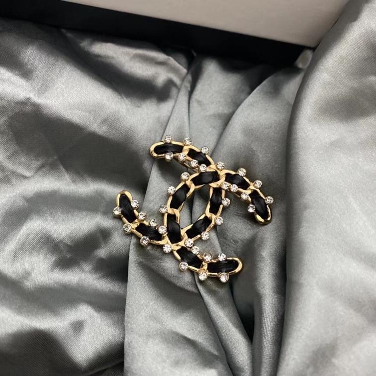 Chanel brooch 106739