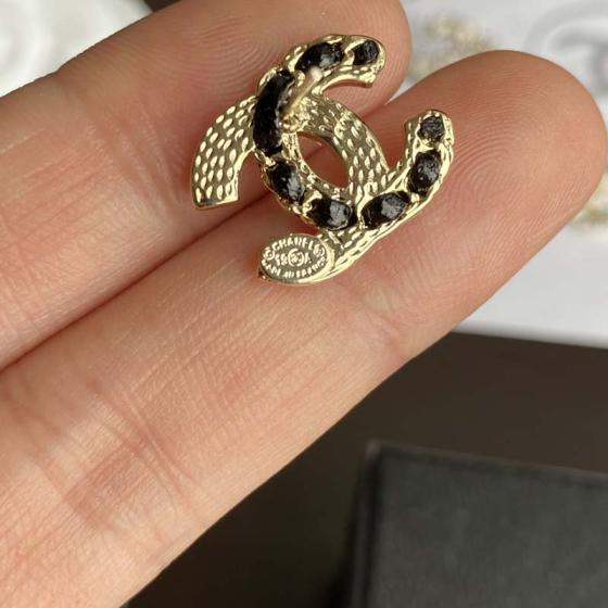 A379 Chanel earring (white color) 107092