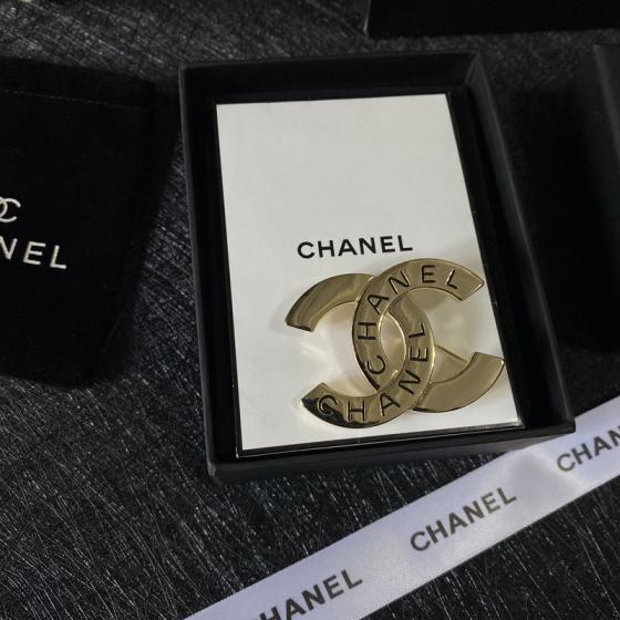 C162  Chanel brooch 104535