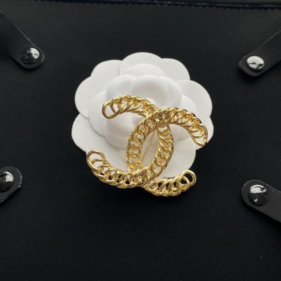C069 Chanel brooch 104600