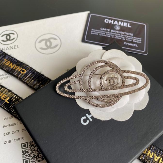 C142  Chanel brooch 105851