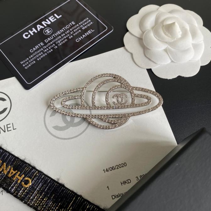 C142  Chanel brooch 105851